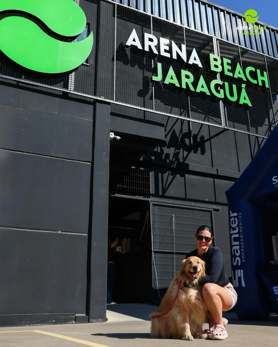 Fachada real da Arena Beach Jaraguá com a marca verde na entrada