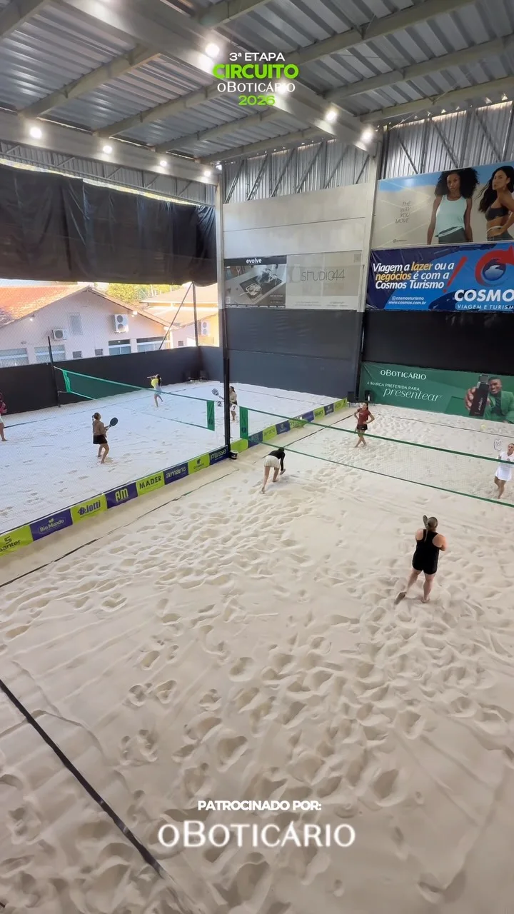 Vista das quadras cobertas de beach tennis da Arena