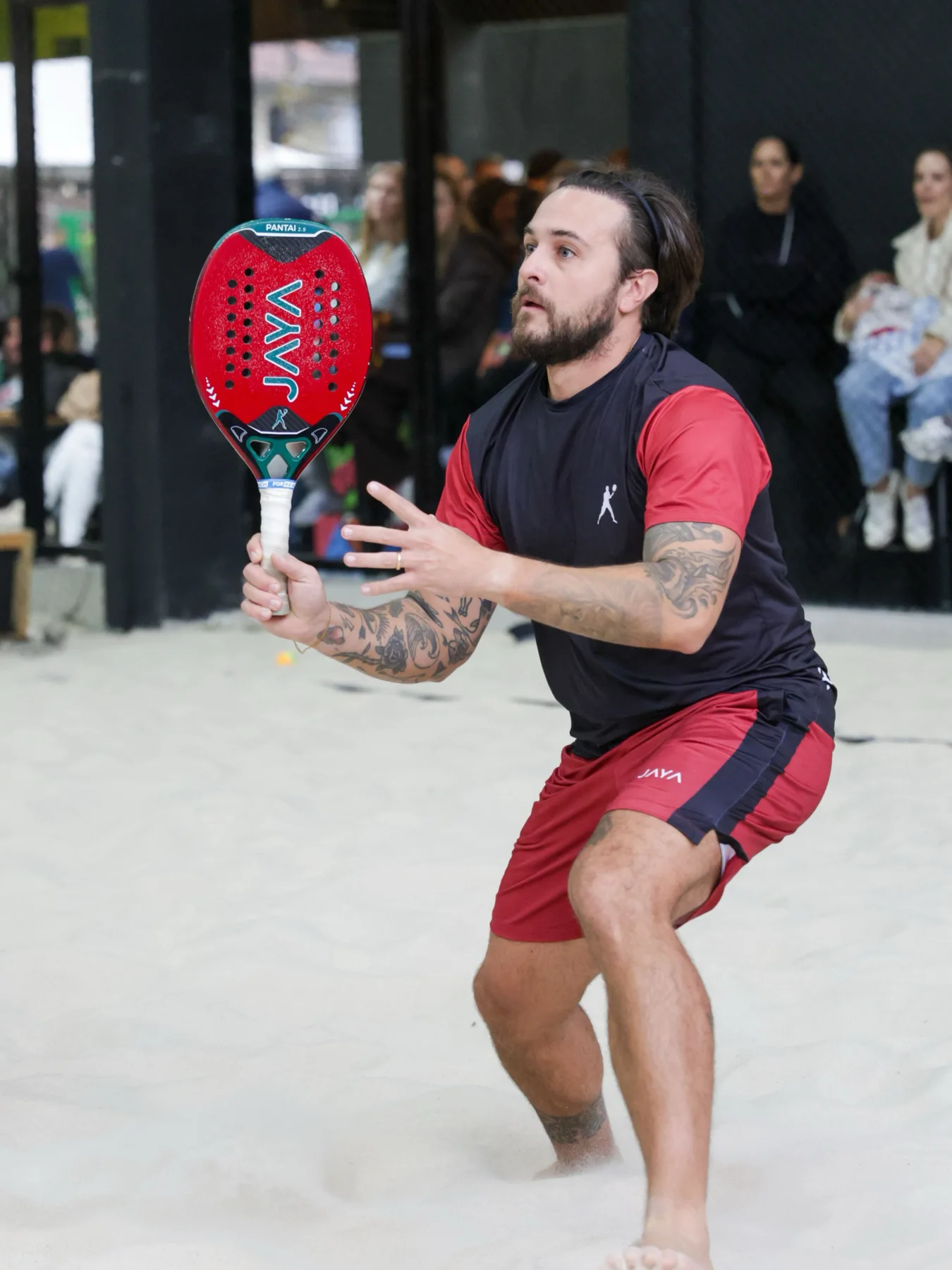 Rogério em movimento, jogando beach tennis na Arena