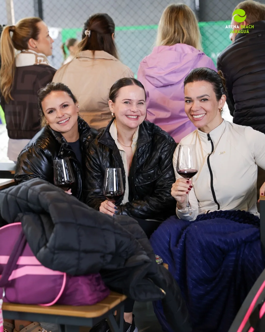 Amigas acompanhando os jogos na Arena